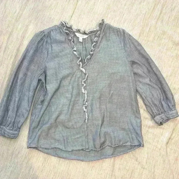 Lauren Conrad Blue and White Ruffle Blouse with 3/4 sleeves size Small - Picture 5 of 5
